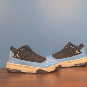 Air Jordan Max Aura 2 ‘Black University Blue’ Size 6.5 US